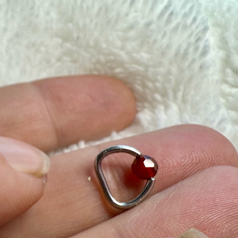 D-Ring with Faceted Bead.